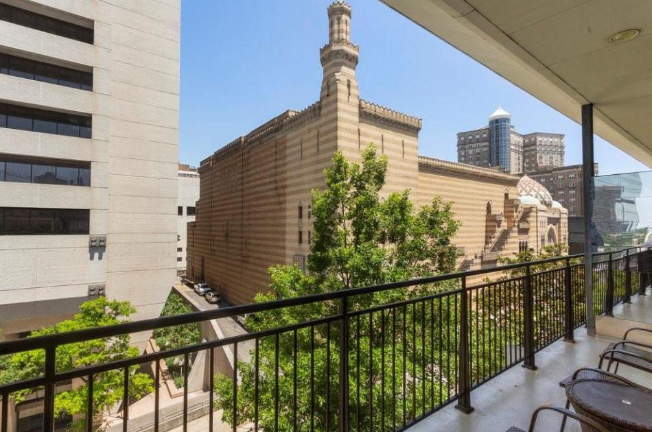 Top-floor pad offers chance to be Fox Theatre's neighbor for $350K